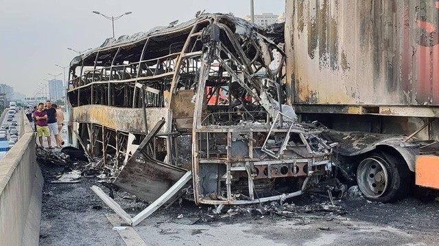 Đìu hiu biệt thự triệu đô của Trịnh Xuân Thanh và cá lại chết trắng Hồ Tây - 5 Sau cú va chạm với xe container, cả chiếc xe giường nằm và xe container đều bốc cháy dữ dội khiến 1 phụ nữ tử vong và 2 người bị thương. Người nhà nạn nhân xấu số cho biết chị đang trên đường lên Hà Nội khám thai thì gặp nạn thương tâm. (Ảnh: Trần Thanh)