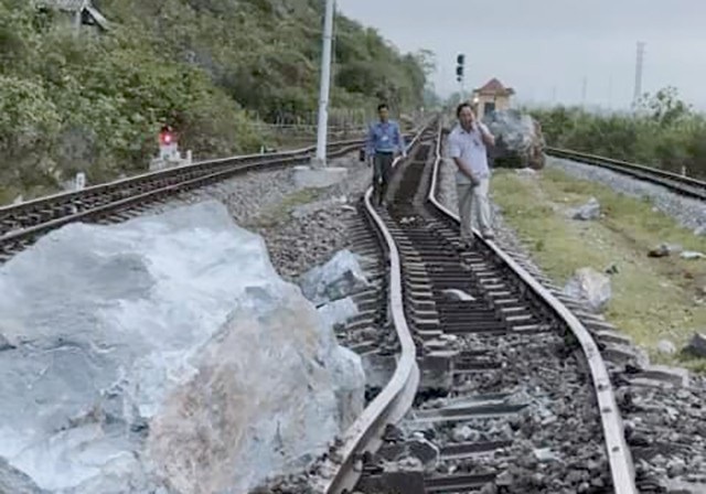 Đìu hiu biệt thự triệu đô của Trịnh Xuân Thanh và cá lại chết trắng Hồ Tây - 8 Rạng sáng 10/7, sau cơn mưa lớn, một lượng đá lớn từ trên núi lở xuống, rơi trúng đường ray tại ga Lạc Sơn (Quảng Bình) khiến hàng trăm mét đường sắt hư hỏng. (Ảnh: Nhật Hạ)