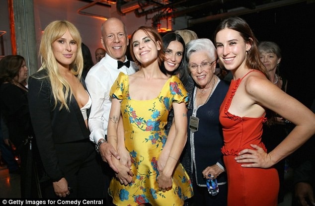 Demi Moore thân thiết bên chồng cũ - 5
Demi Moore và chồng cũ đã có 3 con gái lớn xinh đẹp
