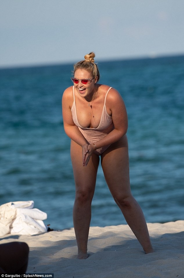 Iskra Lawrence khoe dáng nảy nở với bikini - Ảnh 2. Iskra Lawrence khoe dáng nảy nở với bikini - Ảnh 2.