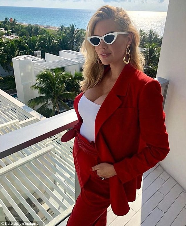 
Người đẹp cao 1,78m nhận được nhiều lời chúc mừng từ fans sau khi báo tin bầu bí
