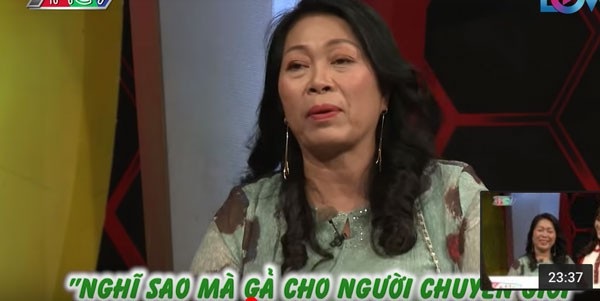 Mẹ chồng Lâm Khánh Chi: “Họ nói con trai tôi lấy người chuyển giới vì tiền” - 3 Bà Liên chia sẻ những điều tiếng gia đình gặp phải từ ngày con trai yêu và kết hôn với Khánh Chi.