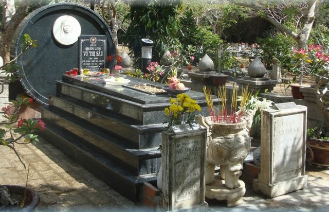 Phần mộ nữ Liệt sĩ anh hùng Võ Thị Sáu trong nghĩa trang Hàng Dương.