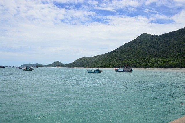 Tháng 7 về thăm “địa ngục trần gian” nơi Côn Đảo - 8 Một góc Côn Đảo nhìn từ biển.