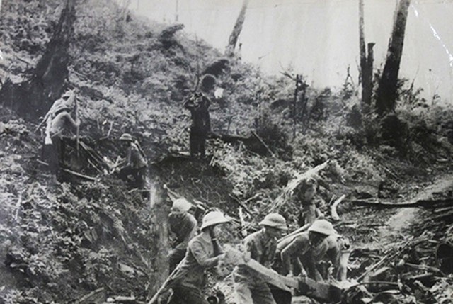 Lực lượng TNXP mở đường 20 - Quyết Thắng (ảnh tư liệu)