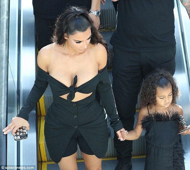 
Bà mẹ ba con diện bộ đồ táo bạo của Dolce & Gabbana
