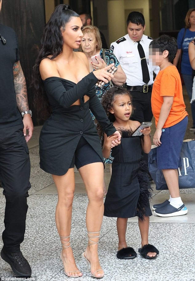 
Bé North mặc váy đen sành điệu chẳng kém mẹ
