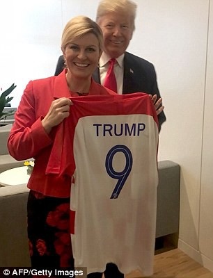 Nữ Tổng thống mê bóng đá “tiếp lửa” cho đội tuyển Croatia - 2 Bà Grabar-Kitarovic tặng áo tượng trưng cho trang phục thi đấu của đội Croatia khi gặp Tổng thống Mỹ Donald Trump tại thượng đỉnh NATO ở Bỉ (Ảnh: AFP)