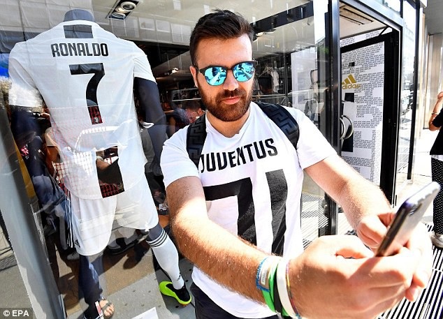 C.Ronado đến Turin, chuẩn bị ra mắt Juventus - 11
Cổ động viên Juventus sẵn sàng cho buổi lễ ra mắt của C.Ronaldo