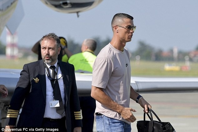 C.Ronado đến Turin, chuẩn bị ra mắt Juventus - 1
Sáng nay, C.Ronaldo đã có mặt ở sân bay thành phố Turin