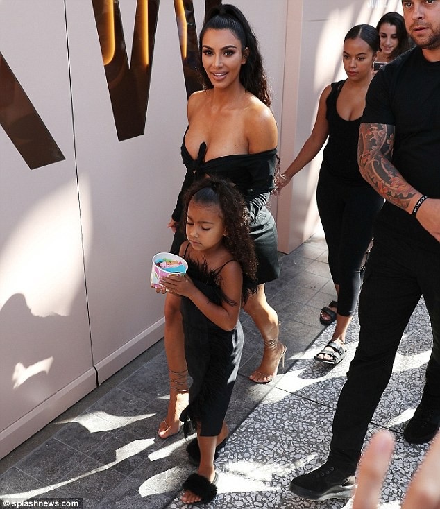 
Cô Kim sải bước tự tin bên dàn trợ lý, vệ sỹ
