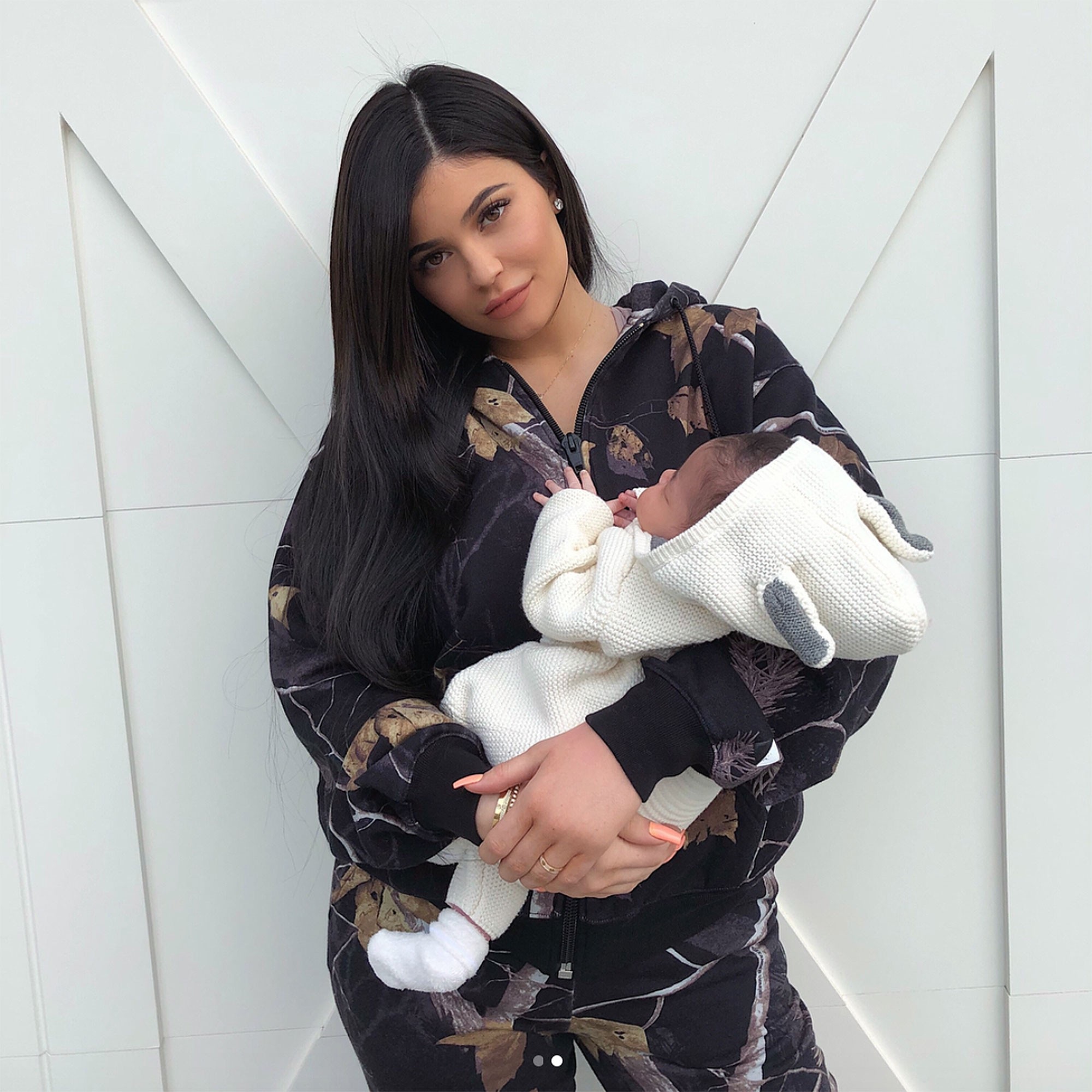 Từ một lần bơm môi, ngôi sao mạng xã hội trở thành tỷ phú USD ở tuổi 20 - 6 Kylie Jenner bên con gái