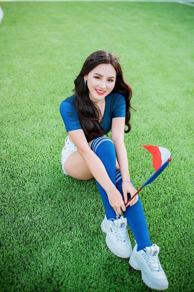 Hai nữ cổ động xinh đẹp cho Pháp và Croatia ăn mừng chiến thắng World Cup - 3 Sự cuồng nhiệt của Đặng Ngân còn được thể hiện rất rõ trong đêm chung kết khi liên tục cập nhật những cảm xúc ngay tại thời điểm diễn ra trận đấu.