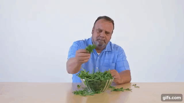 Đoạn video ghi lại cảnh người đàn ông ăn rau chân vịt.