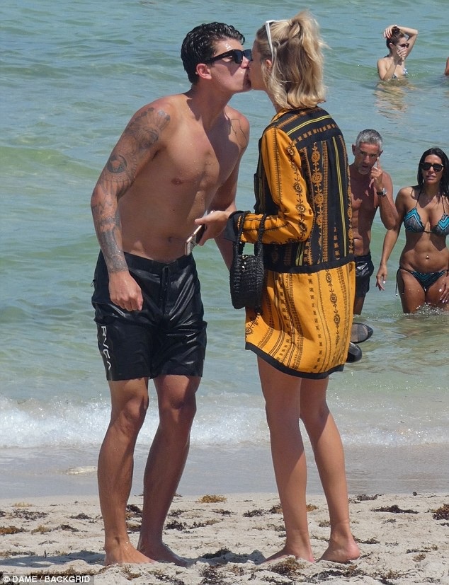 
Chân dài 23 tuổi và bạn trai Julian Herrera đi nghỉ ở Miami đã 1 tuần nay
