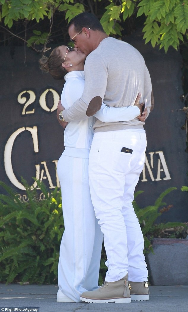 
Jennifer Lopez và Alex Rodriguez lọt vào ống kính của giới săn tin khi đang nắm tay và hôn nhau say đắm trên đường phố Los Angeles, ngày 15/7.
