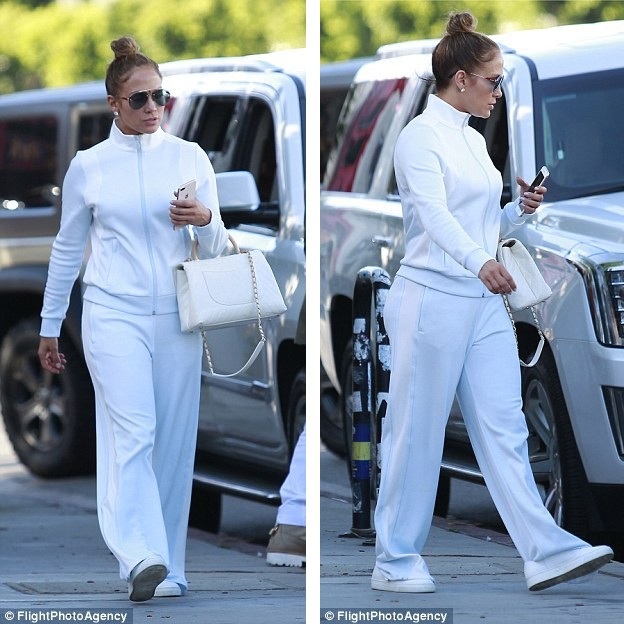 
Jennifer vốn là một ngôi sao nổi tiếng nhưng có đường tình cảm rất lận đận. Sau mỗi cuộc tình, cô đều rút ra cho bản thân những kinh nghiệm sống và trở nên từ tốn hơn.
