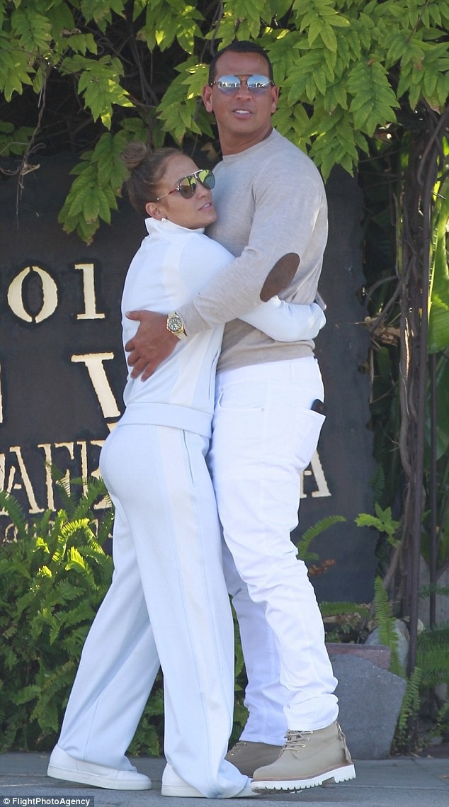 
Khi được hỏi về chuyện đính hôn với Alex trong chương trình Good Morning America, Jennifer cho hay: Chúng tôi muốn có thêm thời gian. Chúng tôi đều đã phạm sai lầm trong quá khứ. Chúng tôi đều đã trưởng thành. Chúng tôi là người lớn rồi. Chúng tôi đang tận hưởng thời gian và tận hưởng không gian riêng tư của mình. Cuộc sống của chúng tôi hiện đều rất tuyệt. Giữa con cái và công việc, chúng tôi đều cảm thấy viên mãn. Chúng tôi không cần gì hơn nữa.
