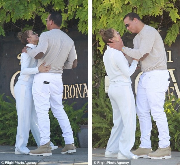 
Jennifer có hai con riêng và Alex cũng vậy. Tuy nhiên, trẻ con của hai bên gia đình khá quý mến và thân thiết nhau. Jennifer và Alex thường xuyên đưa các con đi nghỉ cùng nhau để tạo không khí thân mật.
