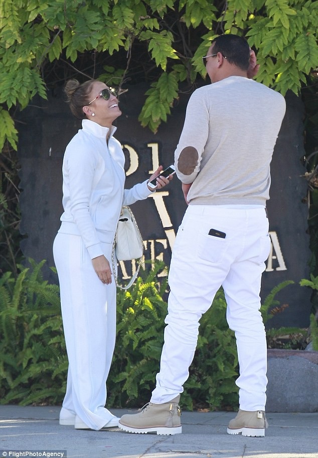 
Jennifer, 48 tuổi, hơn bạn trai 6 tuổi nhưng cô trông rát trẻ trung và đẹp đôi bên Alex.
