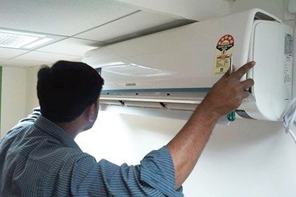 Lắp 1 điều hòa bị "chém" 1,6 triệu đồng, riêng tiền hút bụi 500 ngàn đồng - 1
Khi lắp điều hòa, khách hàng nên yêu cầu thợ lắp đặt báo giá trước để tránh tình trạng bị chặt chém (ảnh minh họa)