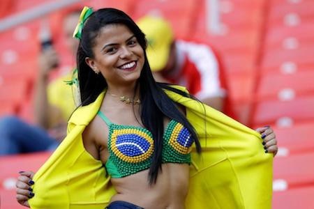 Những bóng hồng quyến rũ trên khán đài tại World Cup 2018 - 1 Nụ cười rạng rỡ cùng màn khoe màu sắc quốc kỳ ngay trên nội y của nữ cổ động viên Brazil này đã thực sự làm bừng sáng cả một góc khán đài cổ vũ