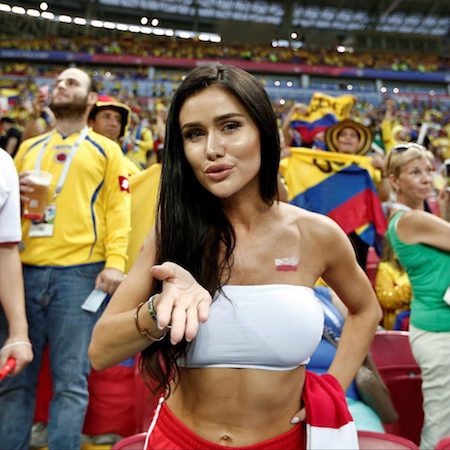 Những bóng hồng quyến rũ trên khán đài tại World Cup 2018 - 2 Giây phút nữ cổ động viên xinh đẹp gửi nụ hôn gió “đốn tim” hàng triệu khán giả truyền hình đang theo dõi World Cup