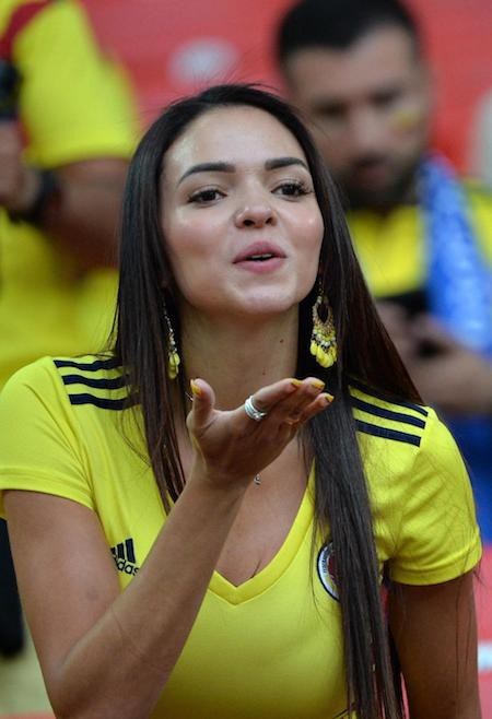 Những bóng hồng quyến rũ trên khán đài tại World Cup 2018 - 4 Hẳn nhiều người vẫn còn nhớ đến nụ hôn gió ngọt ngào của fan nữ Colombia trên khán đài cổ vũ trận đấu giữa đội bóng Nam Mỹ và Anh ở vòng 1/16