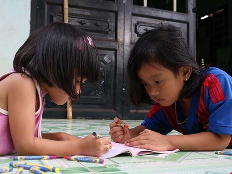 Trao nhầm con: Tờ giấy ADN lạnh lùng và những cuộc hội ngộ tréo ngoe - 3 Lan Anh (trái) cùng Ngọc Yến chơi với nhau tại nhà mẹ Liên