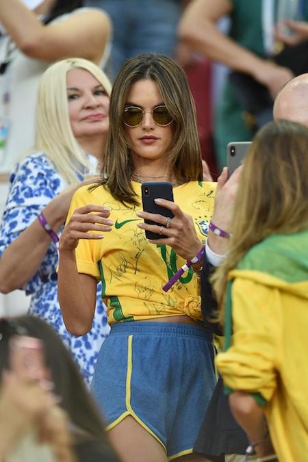 Những bóng hồng quyến rũ trên khán đài tại World Cup 2018 - 7 Cựu thiên thần nội y Alessandra Ambrosio cũng là một fan “cứng” của World Cup và rất nhiều người sẽ cảm thấy ghen tị với chiếc áo có đầy chữ ký của các cầu thủ Brazil
