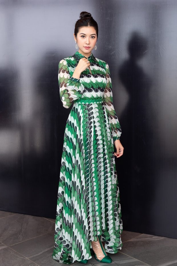 Sao Việt bất ngờ lăng-xê phong cách “kín cổng cao tường” - 4 Được săn đón khá nhiều những ngày qua vì tin tức bạn trai cũ sắp đám cưới với Lan Khuê, Á hậu Thúy Vân vẫn rất bình thản dự sự kiện. Người đẹp chọn đầm liền với họa tiết lạ mắt, kết hợp cùng giày nhựa trong đang là mốt.