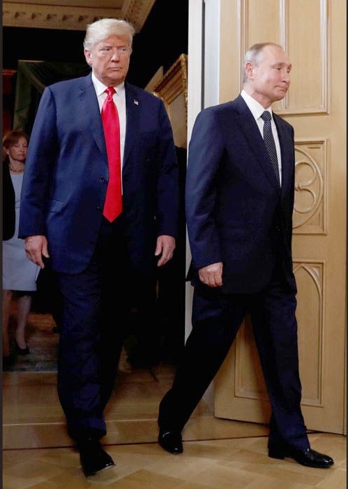 Ngôn ngữ cơ thể của ông Trump và ông Putin trong lần đầu gặp thượng đỉnh - 1 Hai nhà lãnh đạo bước vào phòng họp với sự tập trung nhất định và gương mặt thể hiện sự suy tư. (Ảnh: Reuters)