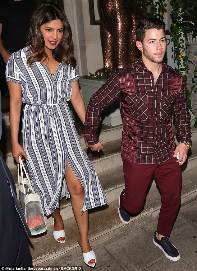 Hoa hậu thế giới đón sinh nhật bên bạn trai kém 10 tuổi - 1
Priyanka Chopra đón sinh nhật lần thứ 36 tại London cùng bạn trai mới Nick Jonas