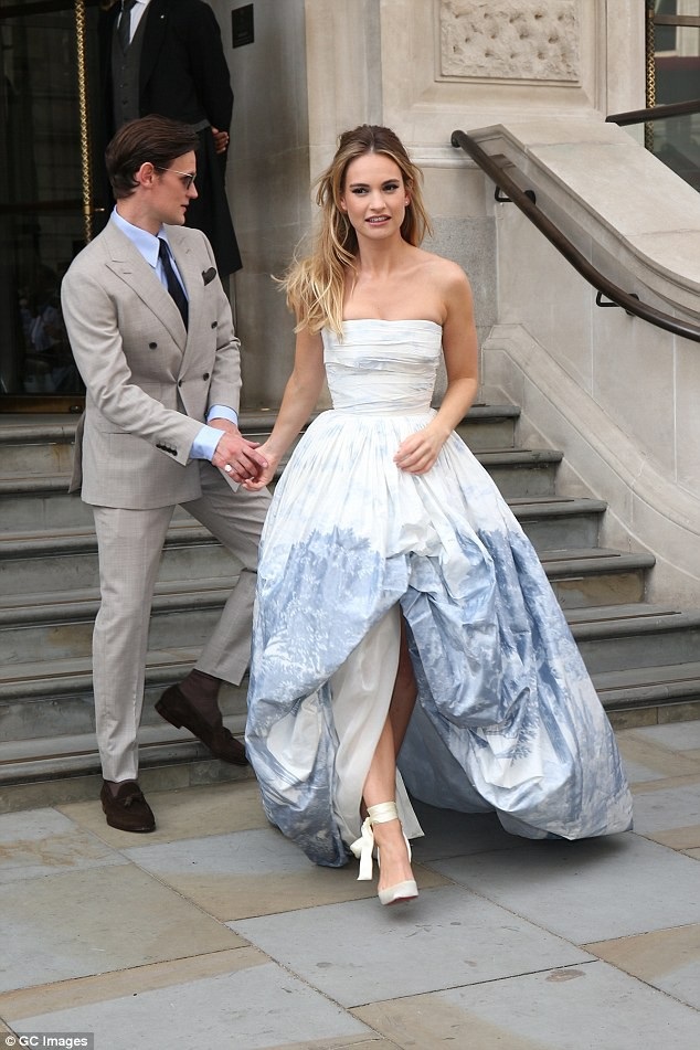 Lily James đẹp như công chúa dự công chiếu phim - 1
Matt Smith hộ tống bạn gái Lily James dự ra mắt phim mới của cô - Mamma Mia! Here We Go Again tại London, Anh quốc ngày 16/7 vừa qua
