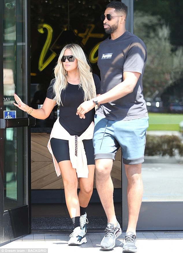 Khloe Kardashian giảm 15 kg sau 3 tháng sinh con - 2
Em cô Kim đi ăn trưa cùng bạn trai trẻ Tristan Thompson
