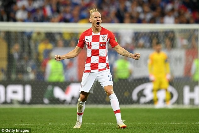 10 ngôi sao tăng giá trị chuyển nhượng sau World Cup 2018 - 5
Domagoj Vida chính là bức tường thép ở hàng thủ Croatia với lối chơi mạnh mẽ và quyết đoán. Một CLB nhỏ như Besiktas khó giữ nổi chân ngôi sao này và Liverpool, Leicester hay Everton đều muốn có được sự phục vụ của Vida.