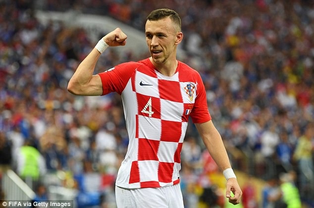 10 ngôi sao tăng giá trị chuyển nhượng sau World Cup 2018 - 3
Ivan Perisic là một trong những chìa khóa thành công đưa Croatia vào đến chung kết World Cup. Inter Milan không muốn để cầu thủ này ra đi, nhưng MU quyết tâm có được Perisic để tăng cường sức mạnh hàng công. Giá trị hiện tại của Perisic vào khoảng 50 triệu euro.