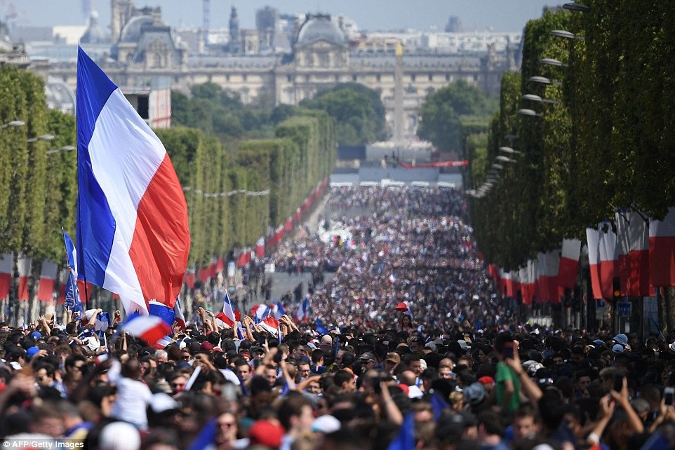 Biển người tại Paris chào đón nhà vô địch World Cup 2018 ngày trở về - 21
Dòng người trên đại lộ Champ-Elysees