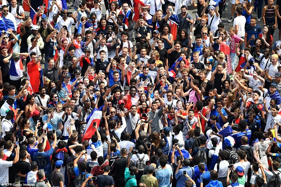 Biển người tại Paris chào đón nhà vô địch World Cup 2018 ngày trở về - 20
Người dân Pháp không kìm được cảm giác hạnh phúc