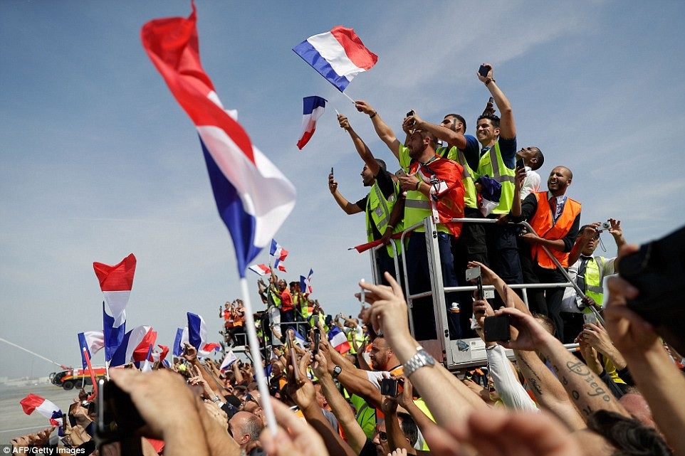Biển người tại Paris chào đón nhà vô địch World Cup 2018 ngày trở về - 19
Người dân ở thủ đô Paris không kiềm chế được sự phấn khích