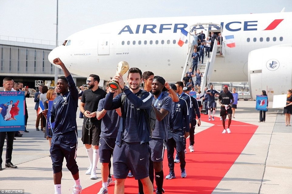 Biển người tại Paris chào đón nhà vô địch World Cup 2018 ngày trở về - 18 Biển người tại Paris chào đón nhà vô địch World Cup 2018 ngày trở về - 18