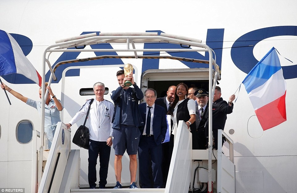 Biển người tại Paris chào đón nhà vô địch World Cup 2018 ngày trở về - 17
Pháp đã hoàn thành sứ mệnh lịch sử là lần thứ hai vô địch World Cup