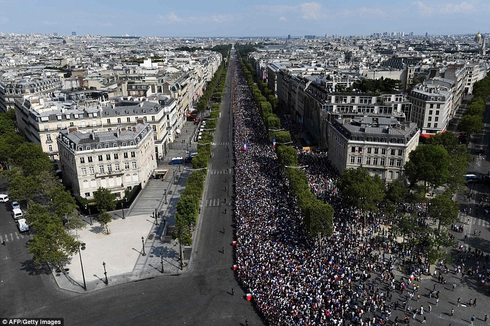 Biển người tại Paris chào đón nhà vô địch World Cup 2018 ngày trở về - 15 Biển người tại Paris chào đón nhà vô địch World Cup 2018 ngày trở về - 15