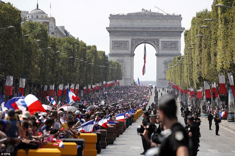 Biển người tại Paris chào đón nhà vô địch World Cup 2018 ngày trở về - 14
An ninh được thắt chặt trong ngày đội tuyển Pháp về nước