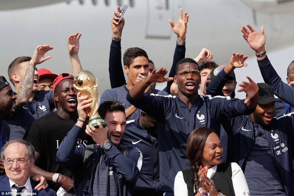 Biển người tại Paris chào đón nhà vô địch World Cup 2018 ngày trở về - 13
Cầu thủ Pháp nâng cao chiếc cúp vô địch thế giới