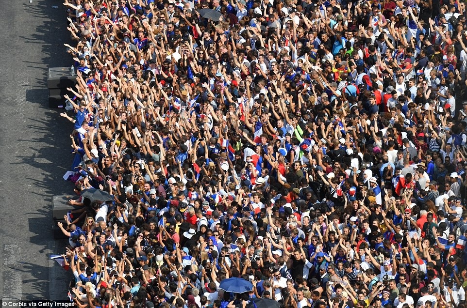 Biển người tại Paris chào đón nhà vô địch World Cup 2018 ngày trở về - 11
Bầu không khí sôi động ở thủ đô Paris, người hâm mộ đã chờ các cầu thủ con cưng nhiều tiếng đồng hộ