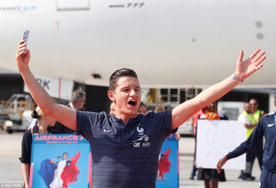 Biển người tại Paris chào đón nhà vô địch World Cup 2018 ngày trở về - 9
Thauvin thu hút khá nhiều sự chú ý