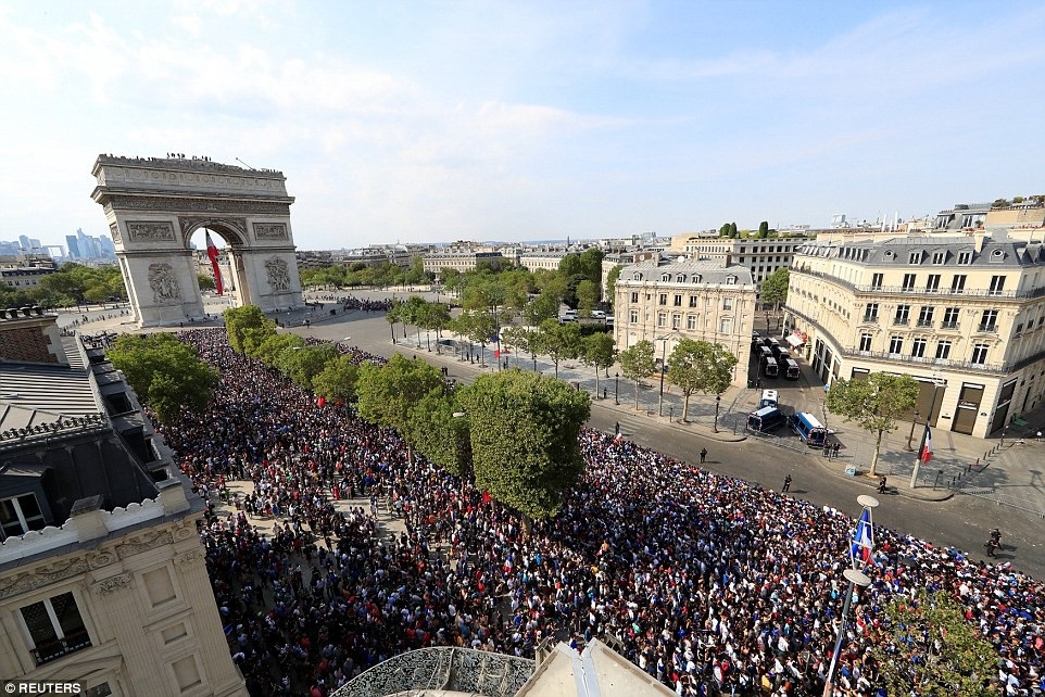 Biển người tại Paris chào đón nhà vô địch World Cup 2018 ngày trở về - 7
Đại lộ Champs-Elysees gần như không còn chỗ trống ngày lễ mừng công đội tuyển Pháp