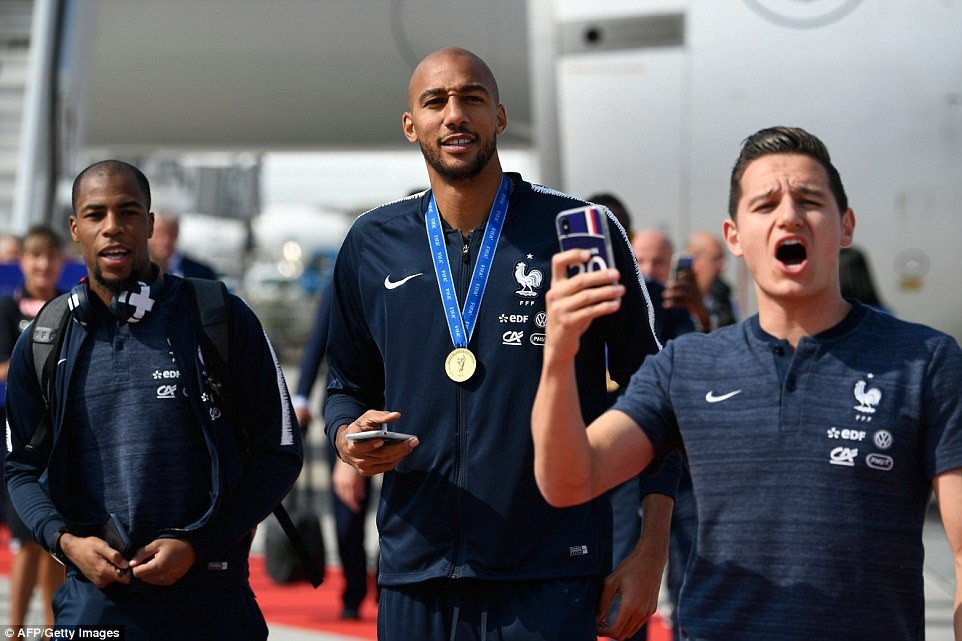 Biển người tại Paris chào đón nhà vô địch World Cup 2018 ngày trở về - 6
Nzonzi và Thauvin chia vui với người hâm mộ
