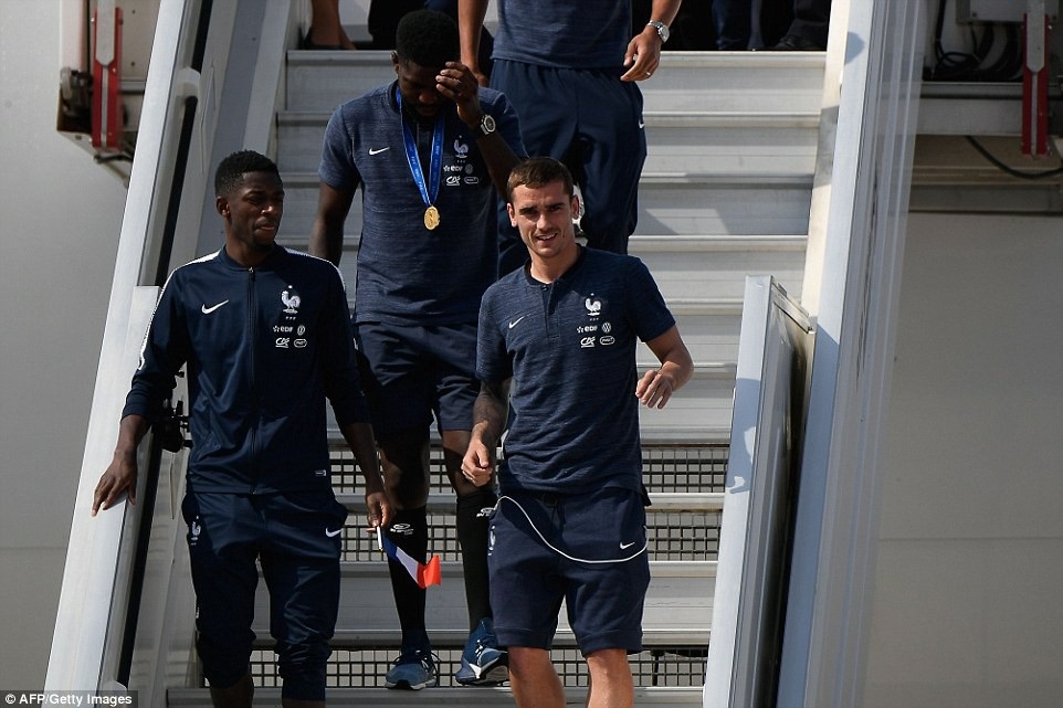 Biển người tại Paris chào đón nhà vô địch World Cup 2018 ngày trở về - 5
Ngôi sao Griezmann